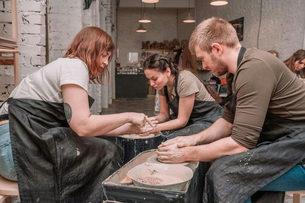 3 people pottery class