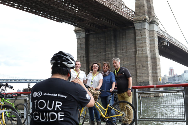 Group-listening-to-guide-brooklyn-bridge