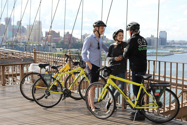 Group-listening-to-guide-brooklyn-bridge