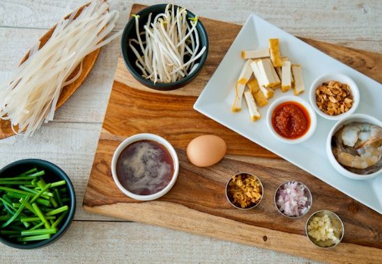 pad thai being plated