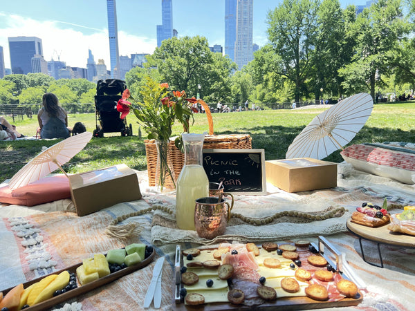 couple having a central park picnic